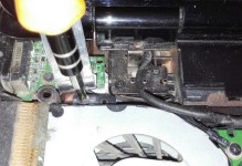 Dell电脑拆机清灰教程（轻松掌握拆解技巧，彻底清洁内部灰尘，让电脑重焕活力）